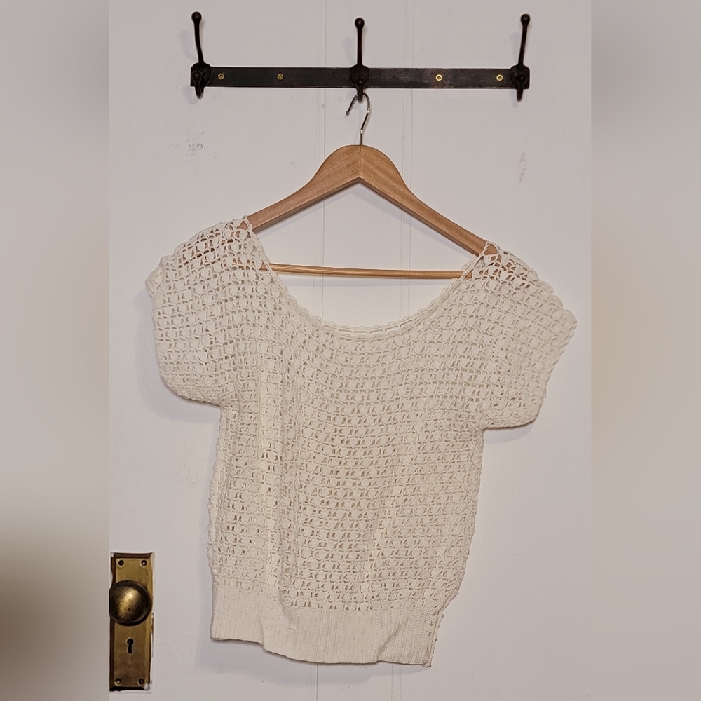 Vintage white crochet top. Size small. Bust 32. Waist 24. 16 length.